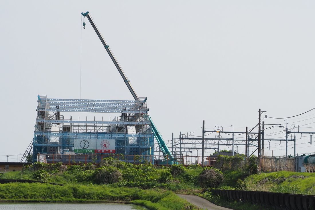 田園地帯に巨大なビルやマンションを建てているかのようにも見える（記者撮影）
