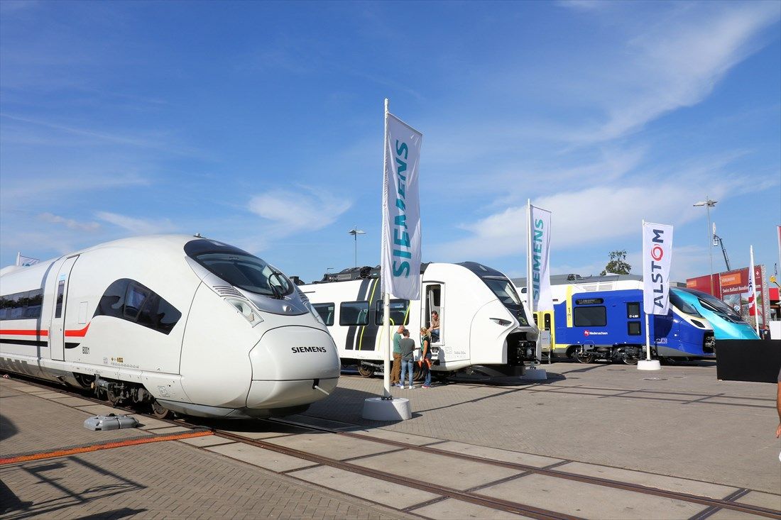 手前からシーメンスのエジプト向け「ヴェラロ」と近郊車両「ミレオ」、アルストムの2階建て電車「コラディアMAX」（撮影：橋爪智之）