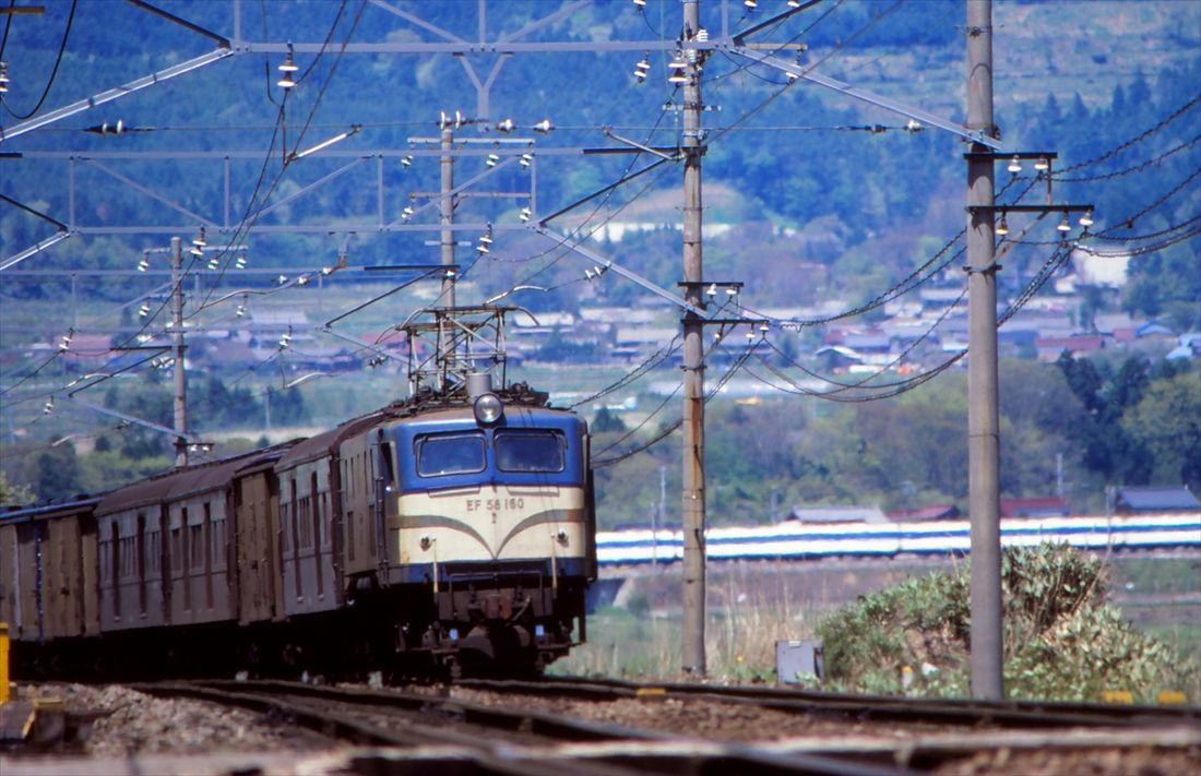 東海道本線近江長岡―柏原間、EF58形牽引の荷物列車と新幹線0系の邂逅（撮影：南正時）