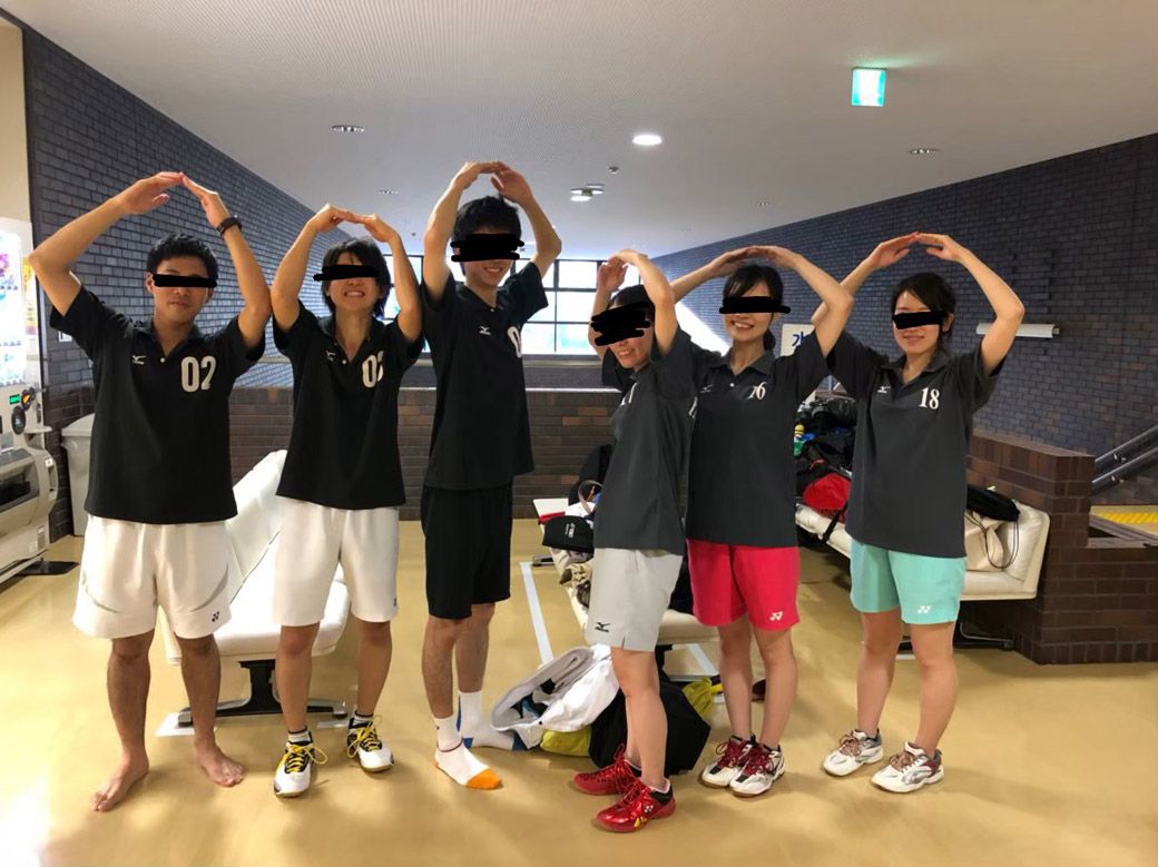 7年前の写真。最近このメンバーの結婚式があったので、式の前日にみんなで集まってバドミントンをしたのだが、この写真とまったく同じ格好で参加した人が筆者以外にいた（筆者撮影）