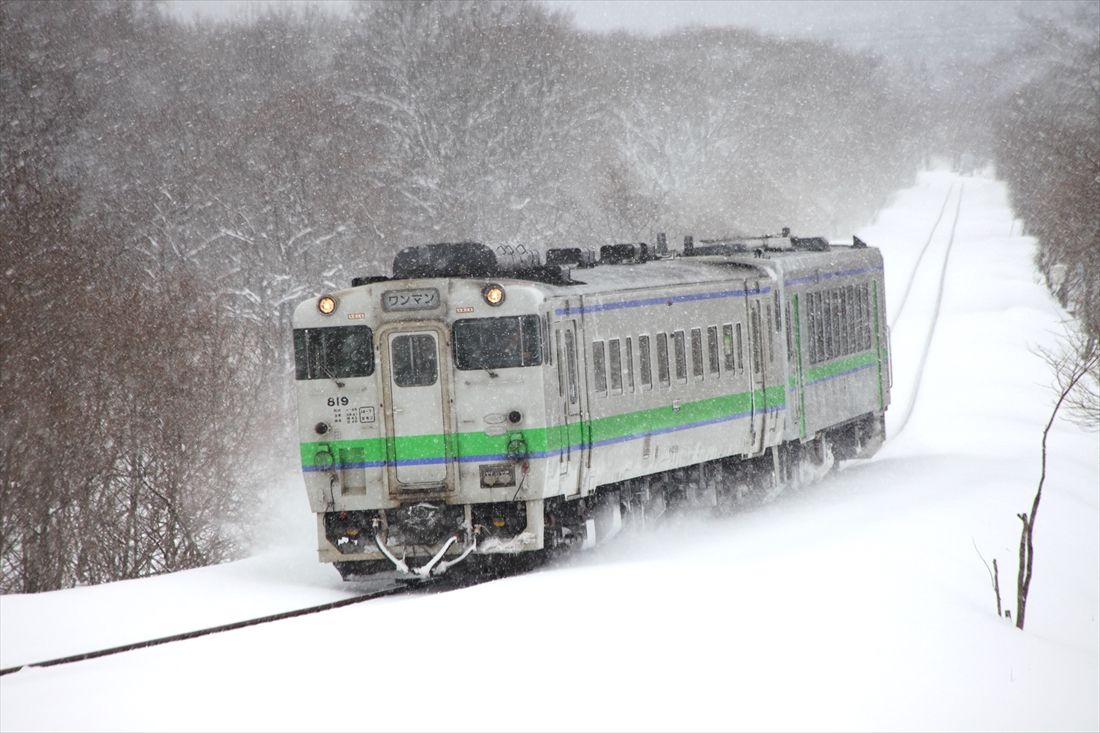 雪の中、函館本線山線の蕨岱付近を走るキハ40形（撮影：南正時）