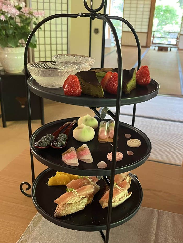 通常は入れない「小倉城庭園」の座敷で、アフタヌーンティーをいただいた（写真：筆者撮影）