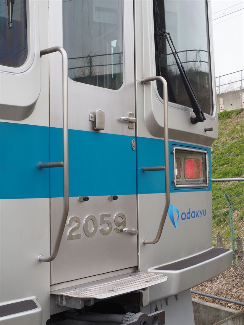 前面貫通扉に手すりがあるのはかつての小田急車両の伝統