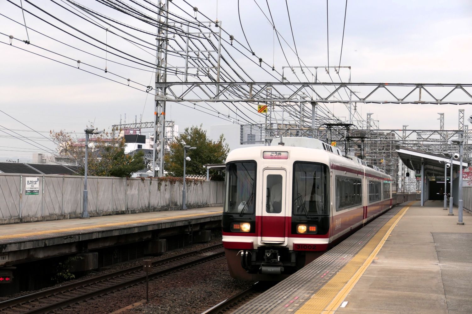 高野山の極楽橋行きの特急「こうや」が通過（記者撮影）