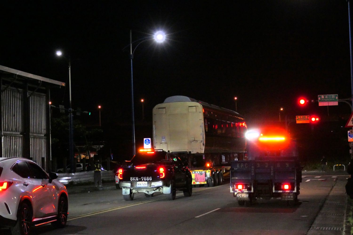 交差点で信号待ち（記者撮影）