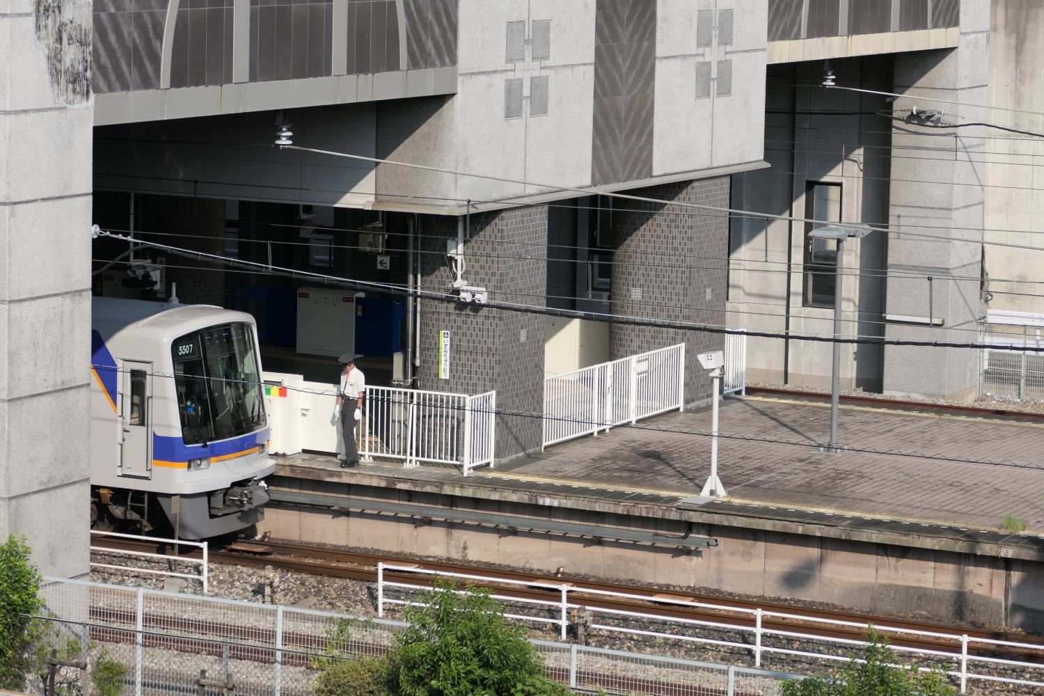 南海カラーに変更された泉北5000系の先頭が見える。30年前の延伸開業時に臨時列車だった車両だ（記者撮影）