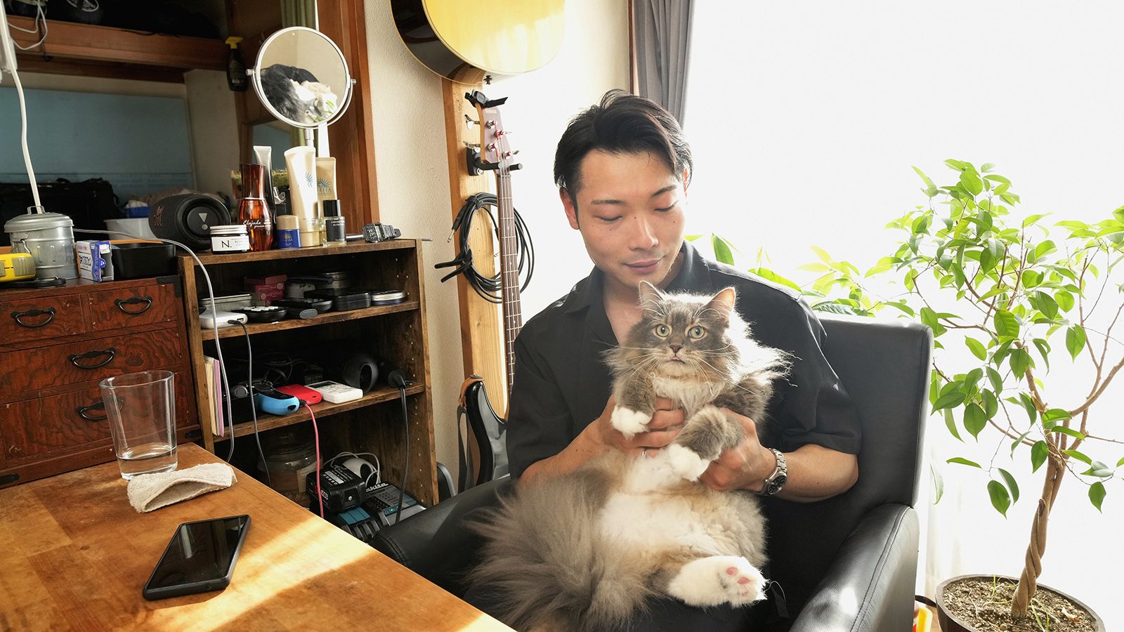 「猫は相棒。彼らが家にいなければ、自堕落に飲み歩いてしまうかも」と三原さん（撮影：梅谷秀司）