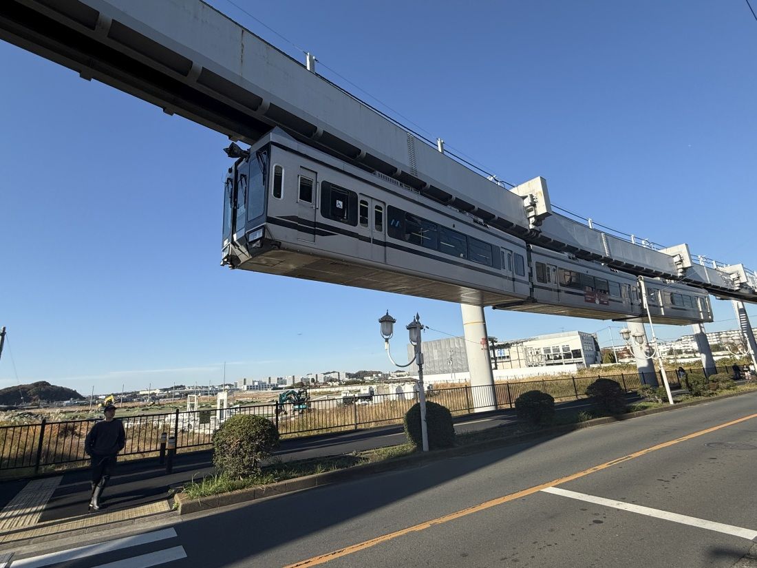 深沢整備事業地の東端に位置する湘南深沢駅付近を走行する湘南モノレール（筆者撮影）