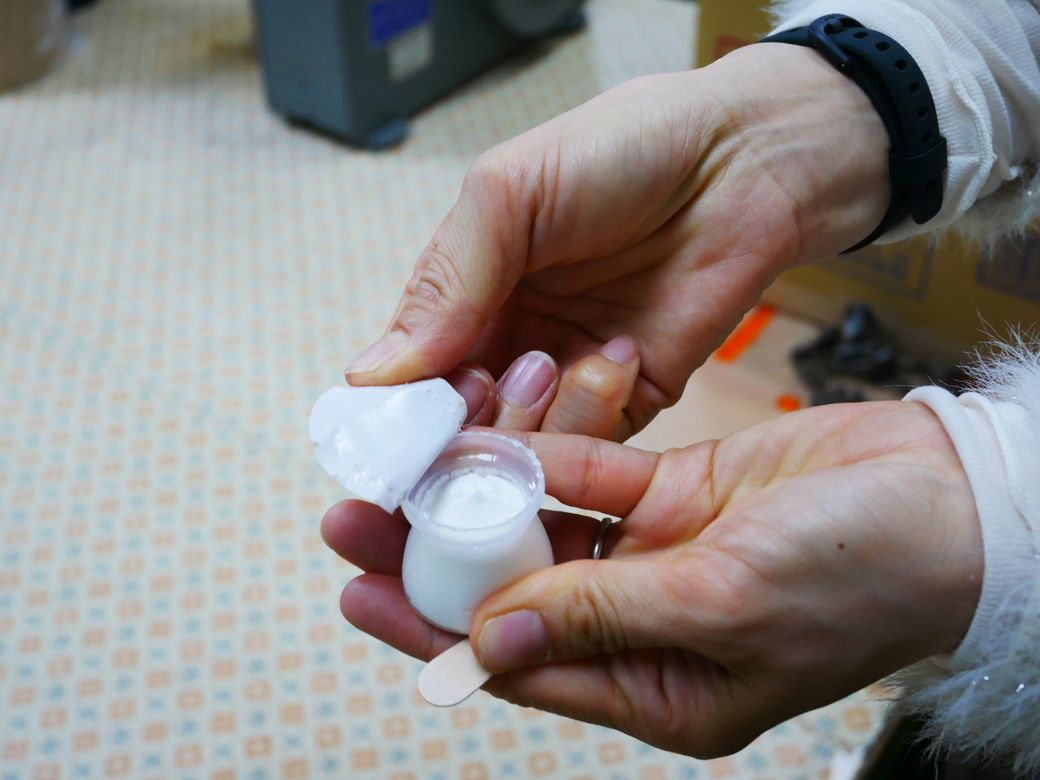 蓋の裏に「アタリ」の文字が入っていれば、お店で商品と交換できる（写真：編集部撮影）