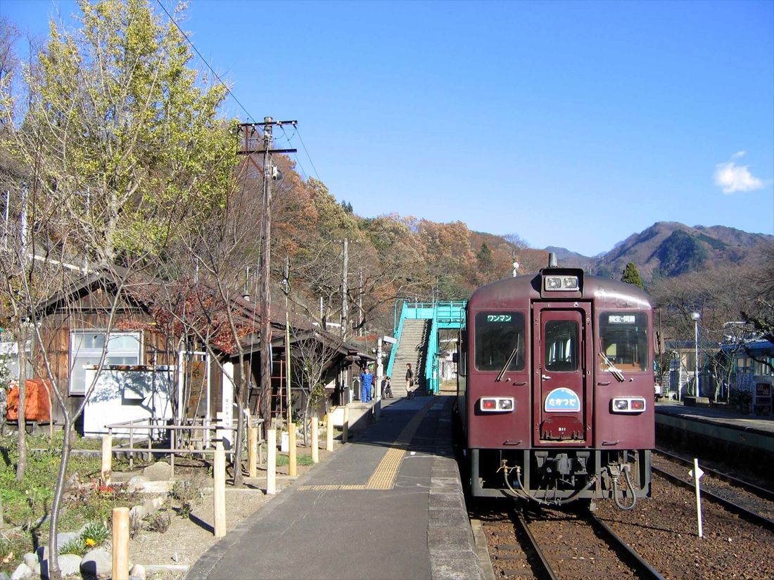 神戸駅に停車するわたらせ渓谷鉄道の列車（撮影：南正時）