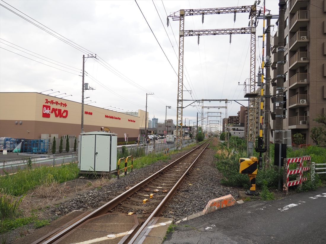 高砂2丁目付近の東京街道踏切。線路を斜めに横切っている（編集部撮影）