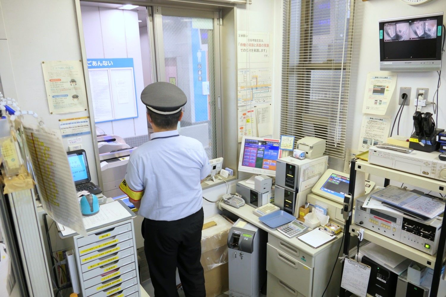 駅事務室側から見た駅窓口（記者撮影）