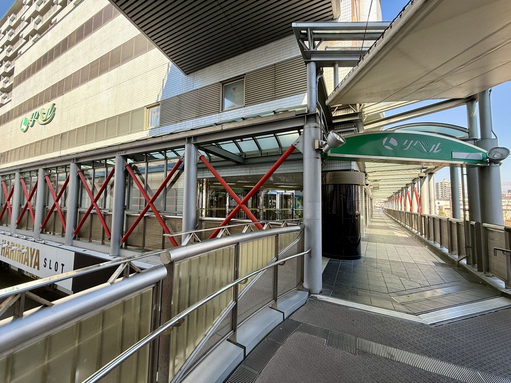 駅を出てすぐに「出屋敷リベル」につながっている（筆者撮影）