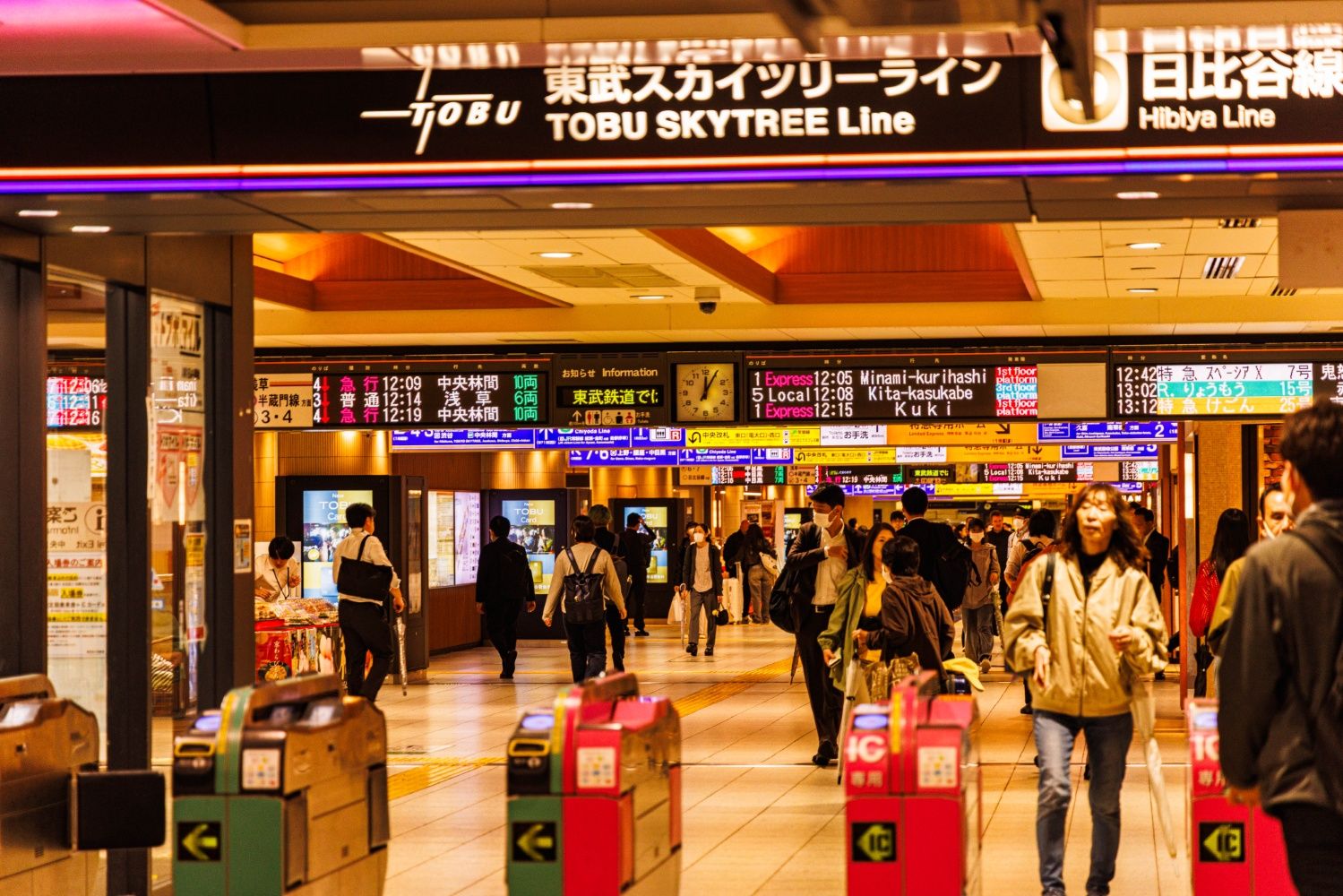 中央改札前から改札内コンコースを望む。人通りが絶えることのないターミナルらしい風景だ（撮影：鼠入昌史）