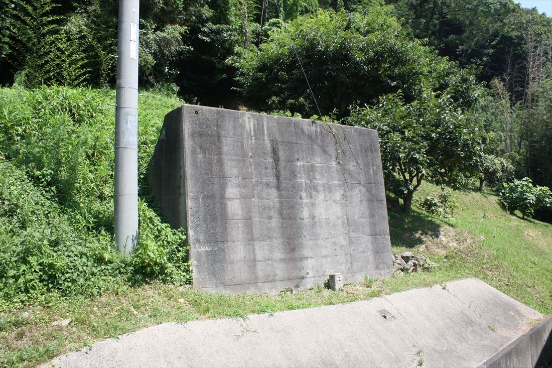 （新線）浜田―石見今福間：断崖山トンネル（未完成）の今福寄りに残る、橋台らしき構造物（筆者撮影）