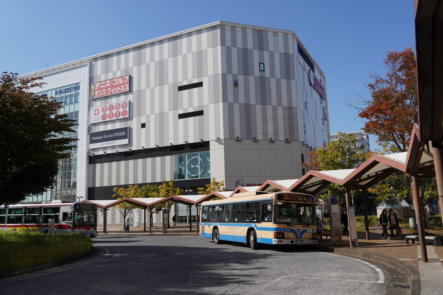 センター南駅のロータリーと横浜市営バス（筆者撮影）