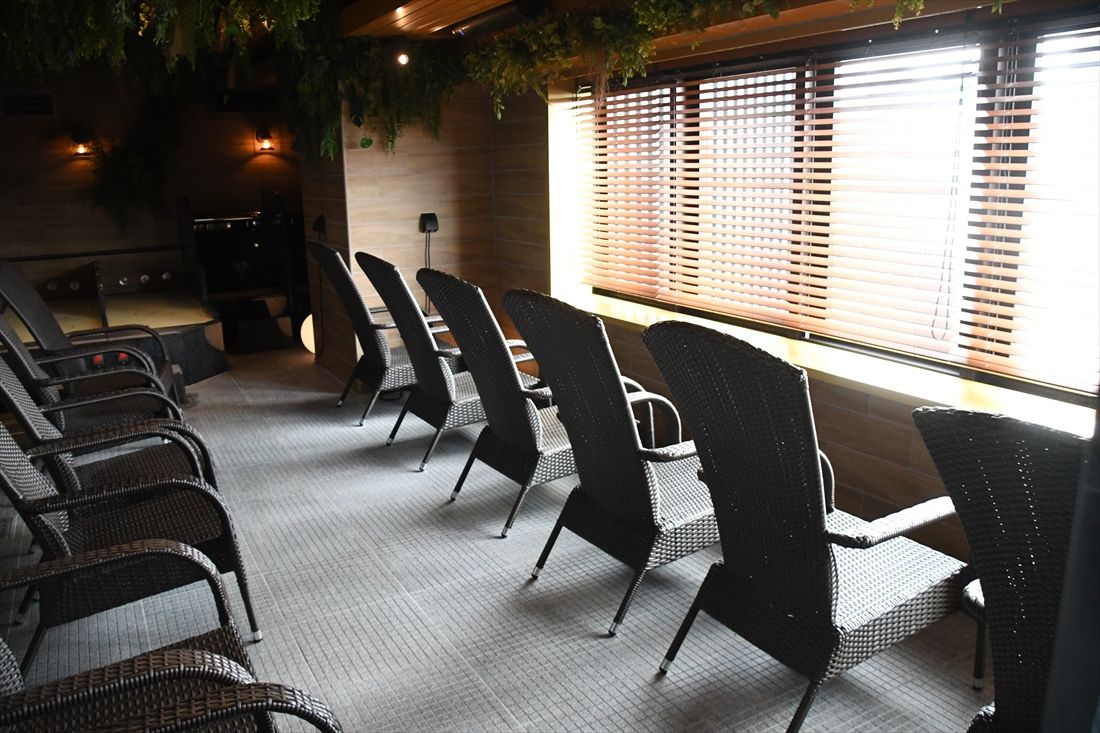 「大井町トラックス」のスパ「サウナメッツァ」。ブラインドを上げると車両基地を眺めることができる（記者撮影）