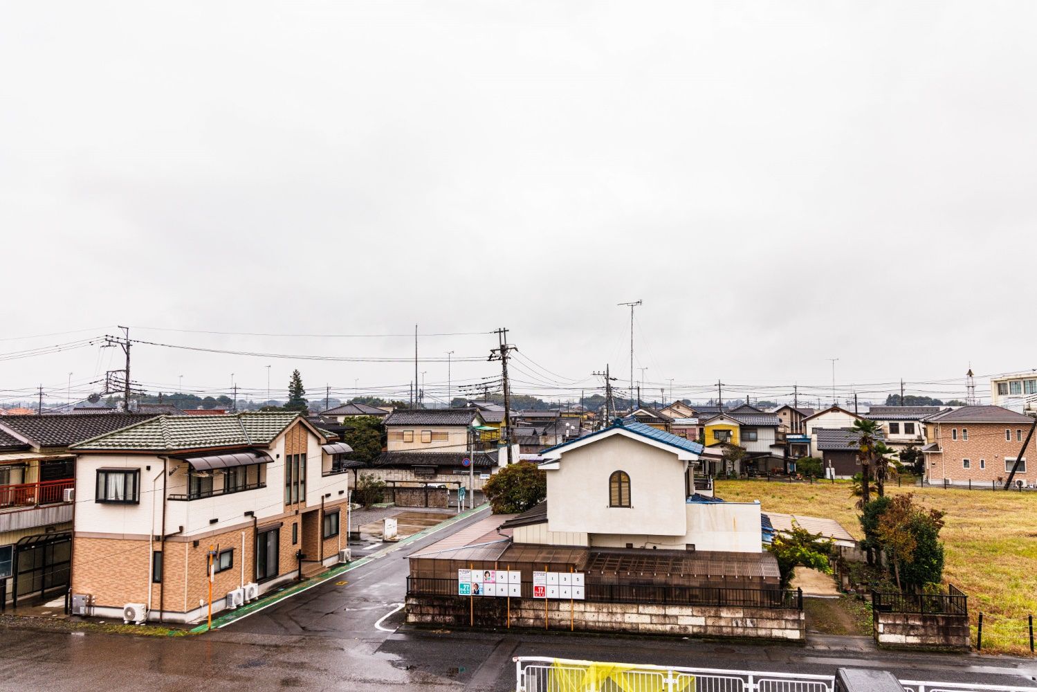 家中駅の跨線橋から東口を見る。駅の周囲には住宅も多く、栃木市郊外の住宅地だ（撮影：鼠入昌史）