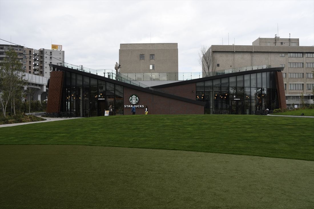 「大井町トラックス」の芝生の広場。その向こうにはスターバックス（記者撮影）