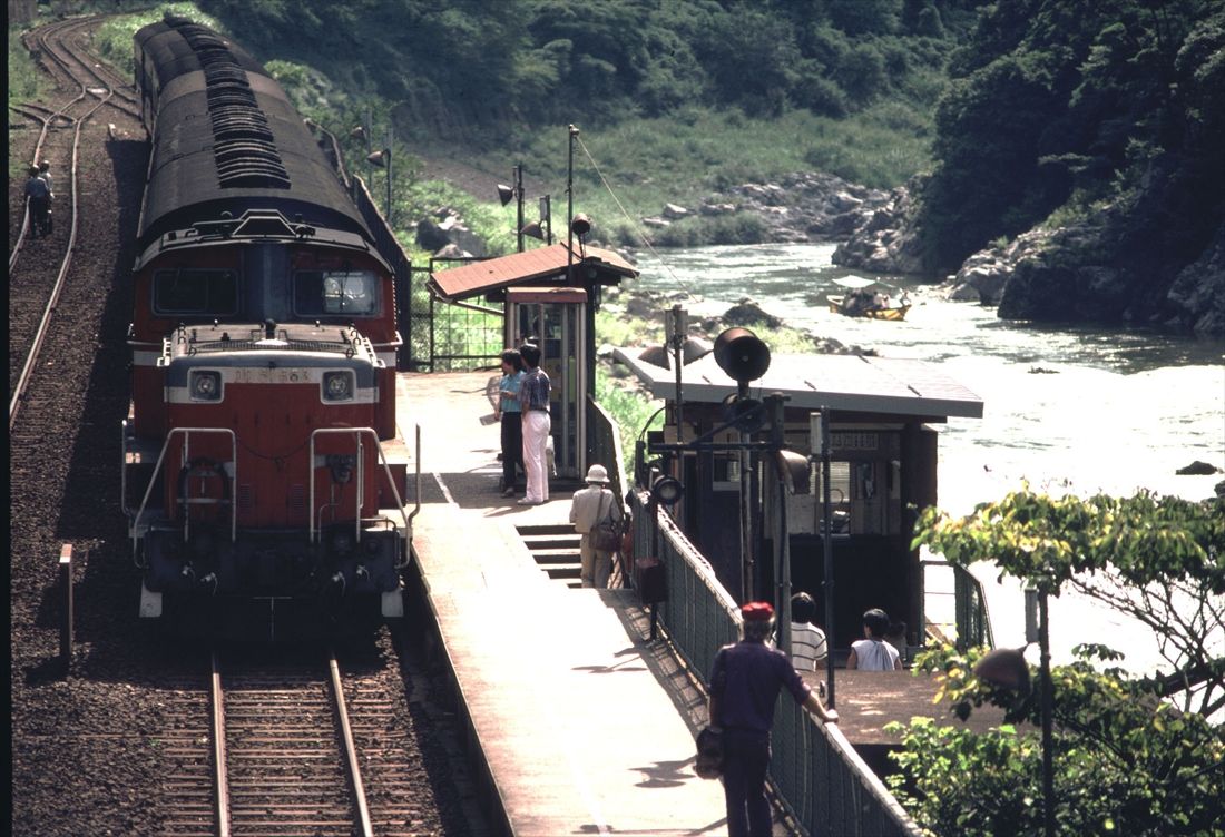 山陰本線旧線の保津峡駅に到着するDD51形牽引の普通列車（撮影：南正時）