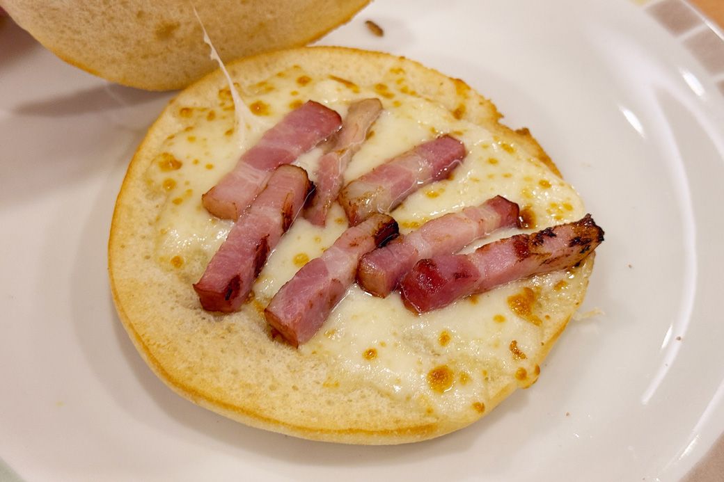 最初からチーズとパンチェッタが挟まったパニーニも。コンビが400円、セットが450円とこちらも安い（筆者撮影）