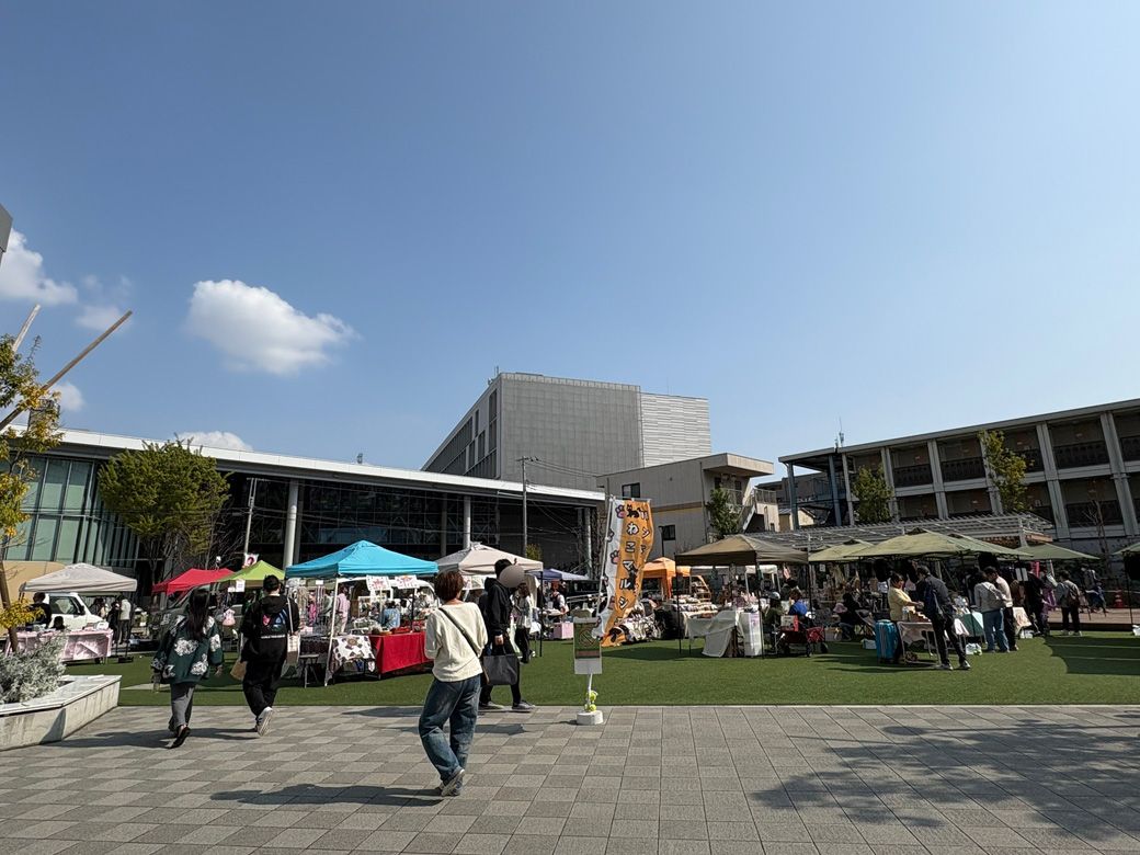 東京たま未来メッセ前の広場で催し物が行われていた（写真：筆者撮影）