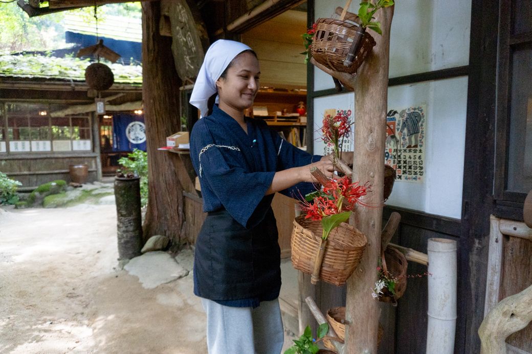 取材当日は外国人留学生のスタッフ2人が、てきぱきと働いていた（筆者撮影）