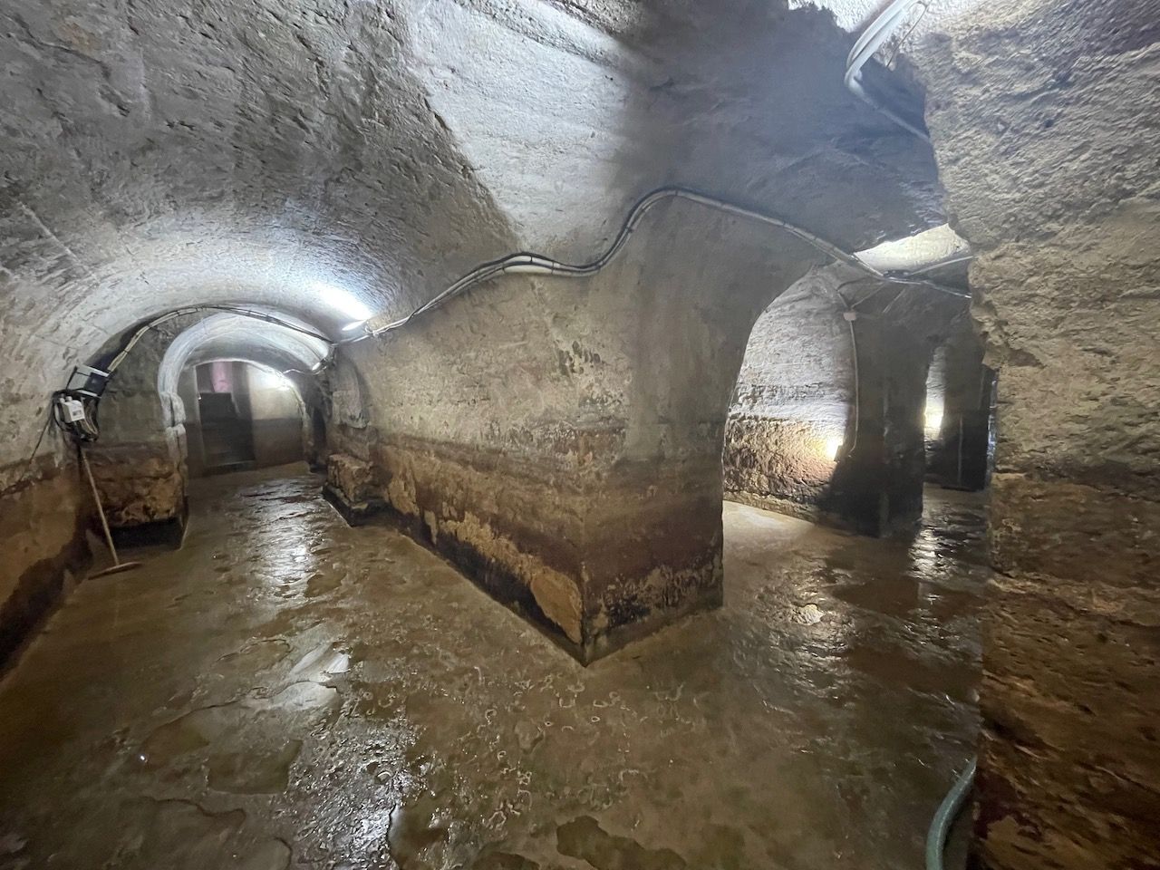 ミステリアスな古代ローマの地下回廊（写真：筆者撮影）
