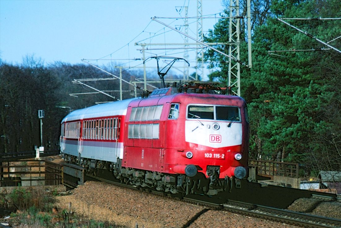 ドイツ鉄道の103形電気機関車が牽引する客車列車（撮影：橋爪智之）