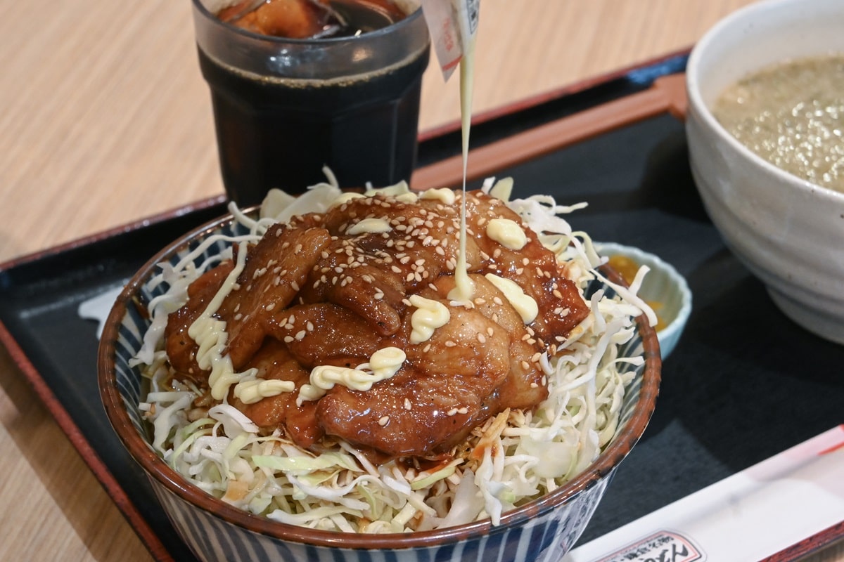 バラ丼にマヨネーズをかけると、味わいはより濃厚に。それでいて、付け合わせのキャベツが後味をサッパリさせてくれる（撮影：大澤誠）