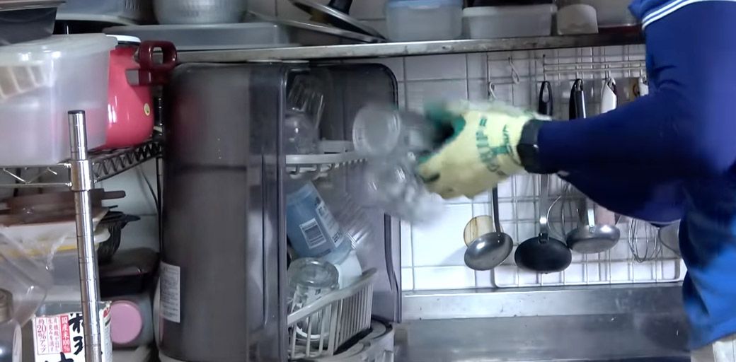 水切りラックの中には1人では使い切れないほどの食器が詰まっていた（写真：「イーブイ片付けチャンネル」より）