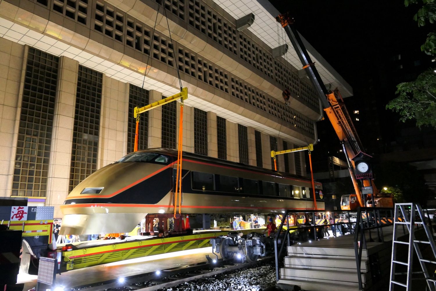 前後2台のクレーンで吊り上げる（記者撮影）