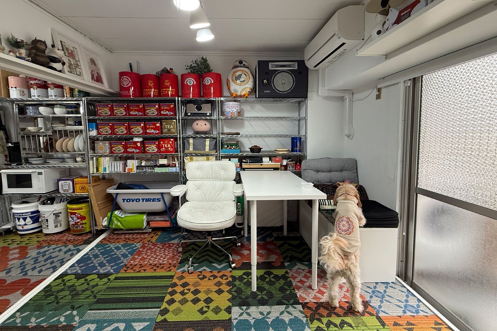 メイン収納は奥行きの浅いオープンラック。よく使うものは腰より上の位置におくなど、取り出しやすさも考えて配置している（筆者撮影）