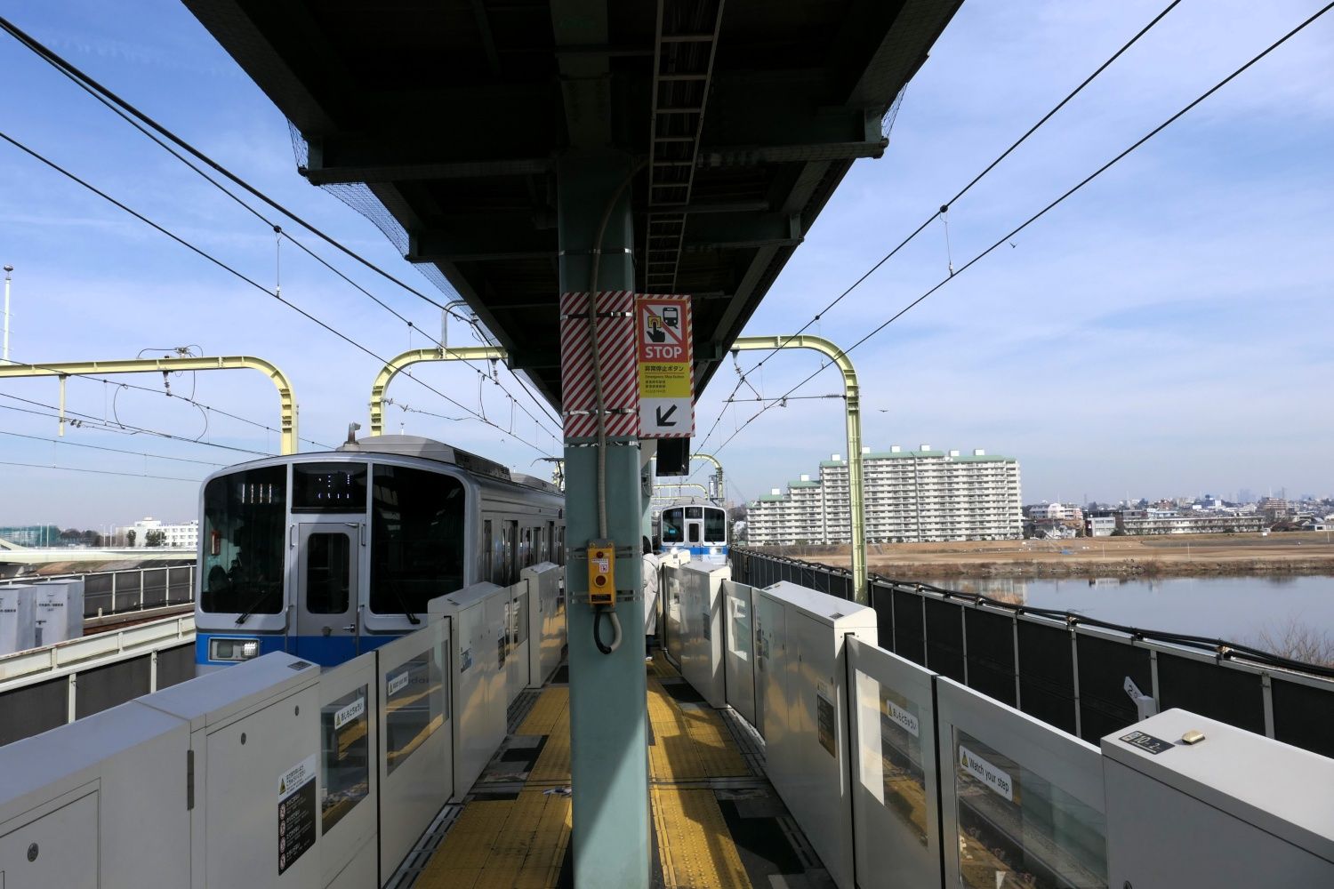 快速急行がやや早く到着（記者撮影）