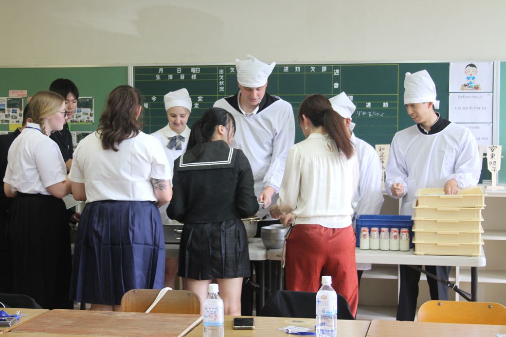 給食係もいる（筆者撮影）
