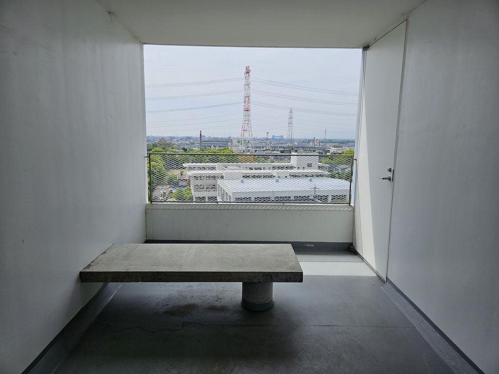 妹島棟の住戸専用のテラス（写真：筆者撮影）
