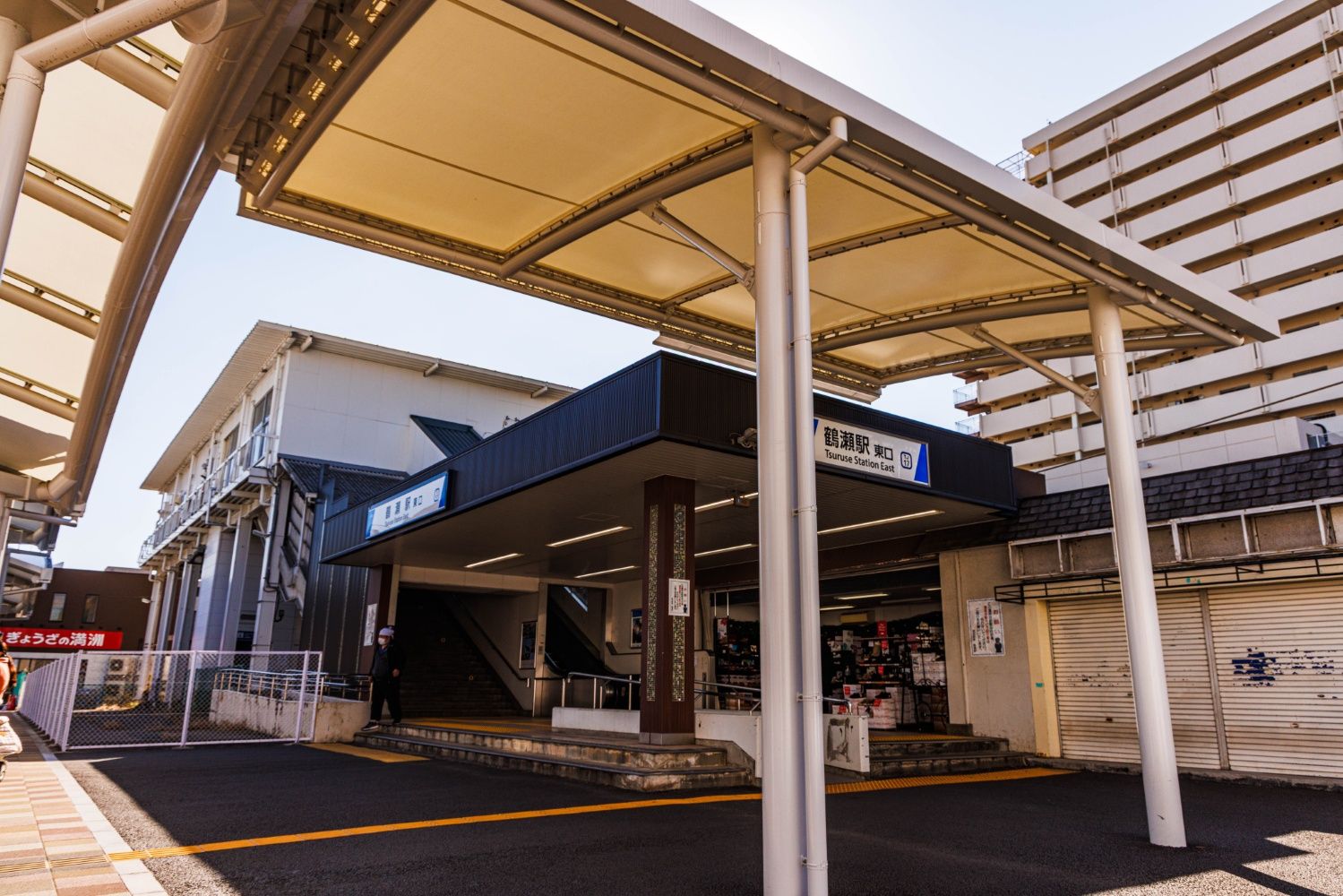 現在の鶴瀬駅東口。階段を降りた場所には商業施設がある（撮影：鼠入昌史）