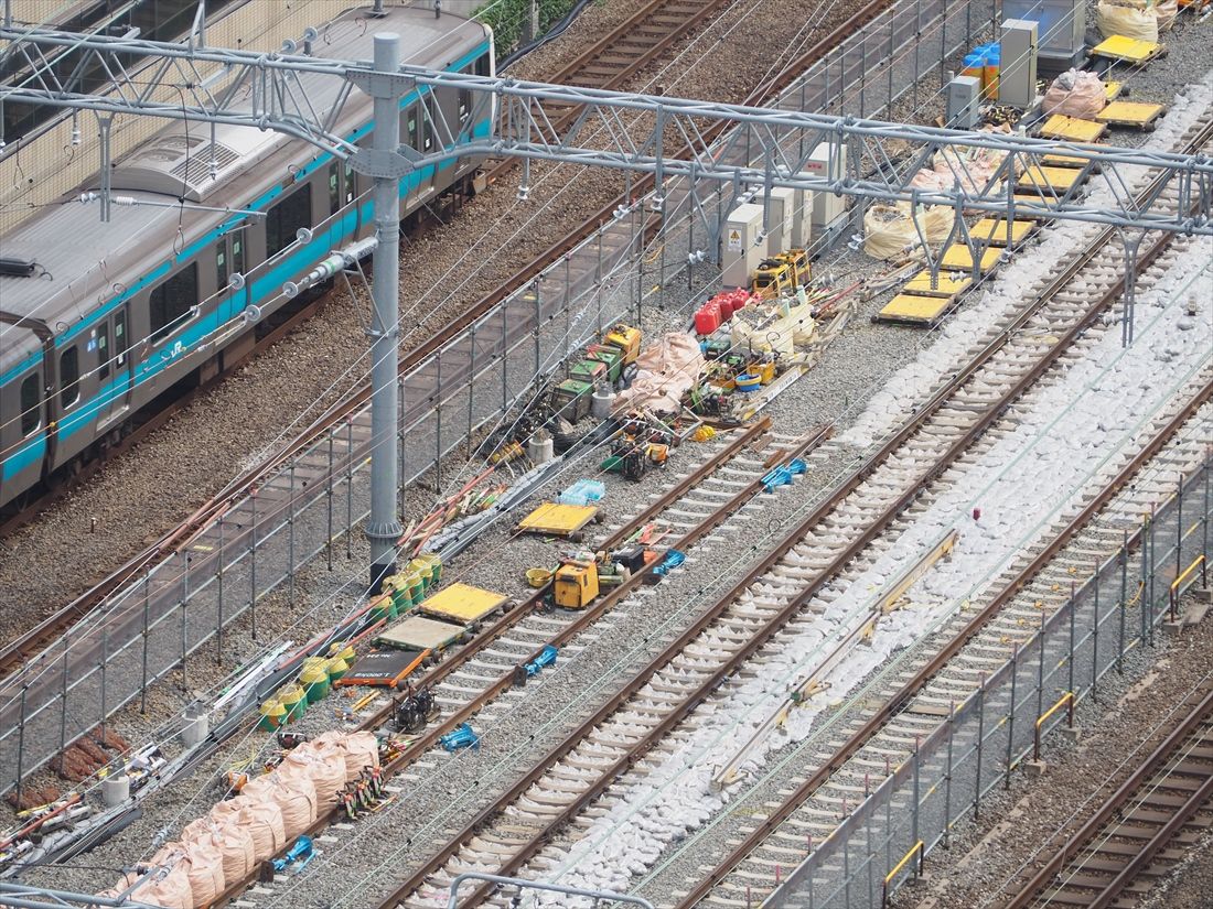 線路切り換え区間の東京寄りの部分。途切れている線路が新設した山手線外回りの線路だ（記者撮影）