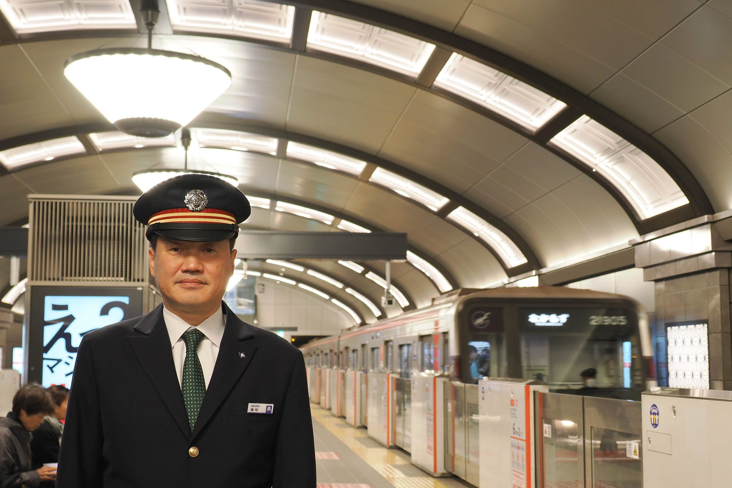 リニューアルされたホームに立つ梅咲駅長（撮影：伊原薫）