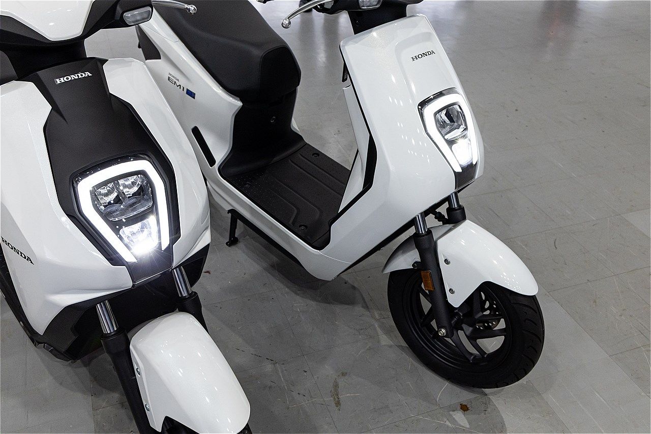 アイコンe:とEM1e:の比較（写真：三木 宏章）