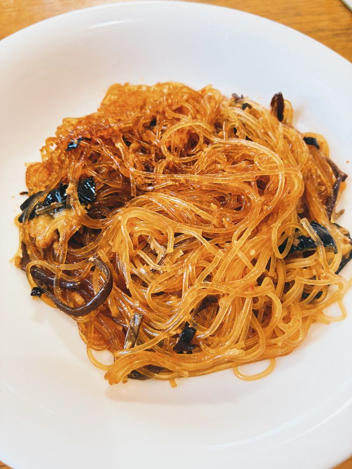 揚げ茄子、鶏ミンチ、たけのこ、きくらげ、赤ピーマンが入った「麻婆はるさめ」。もちもちの食感と程よい辛さでごはんが進む（筆者撮影）
