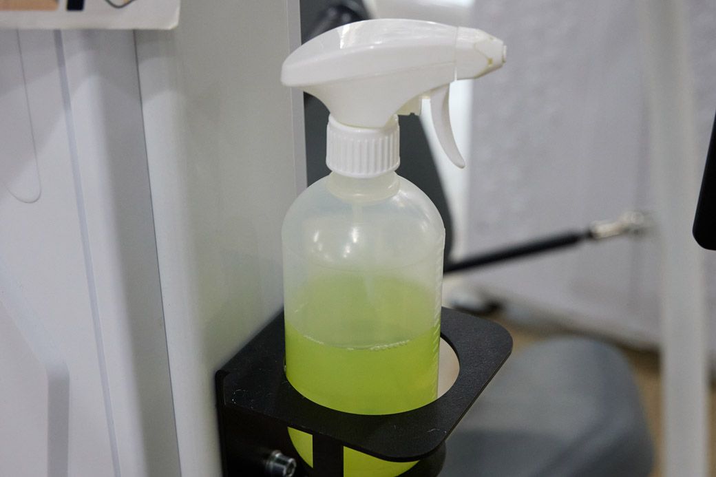 変色した除菌用アルコール（写真：筆者撮影）