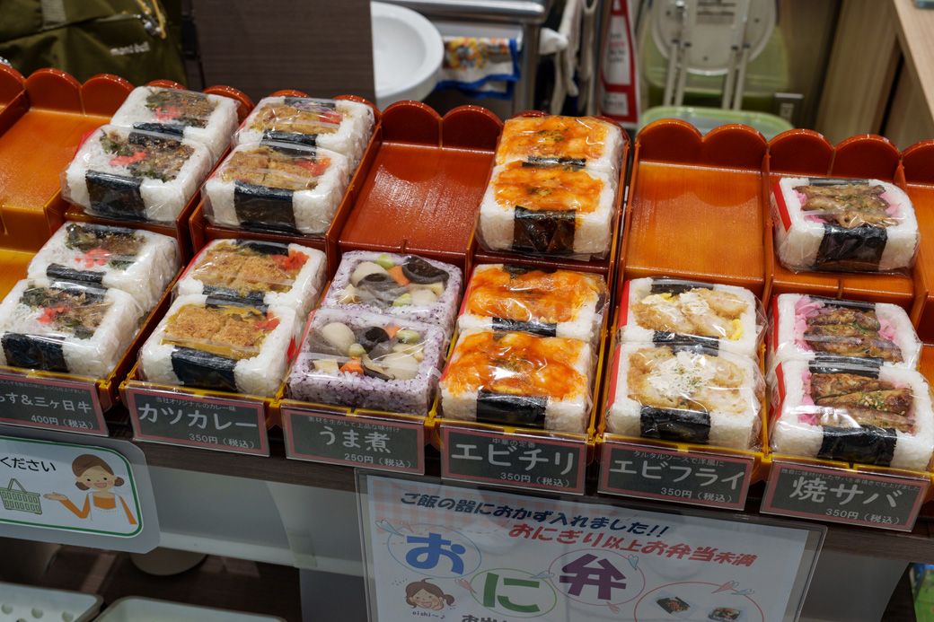 浜松駅構内「エキマチWEST」にある自笑亭の売り場に並ぶおに弁（筆者撮影）