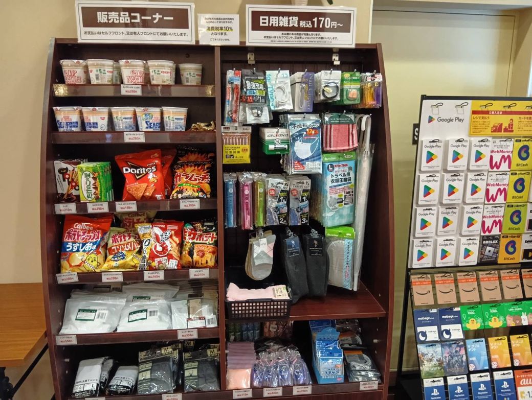 レジ前には有料販売コーナーもあった（著者撮影）