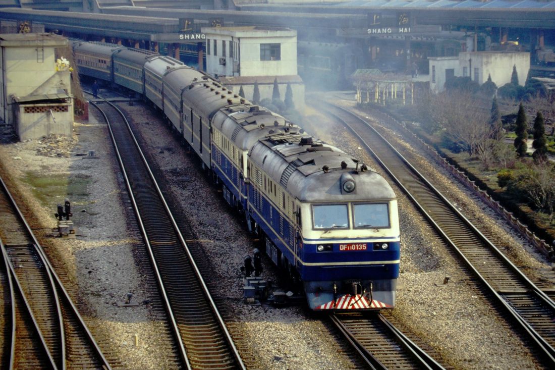 上海駅を発車するかつての客車列車。先頭に立つのは1990年代後半以降、高速化の主力となった東風11型ディーゼル機関車（筆者撮影）
