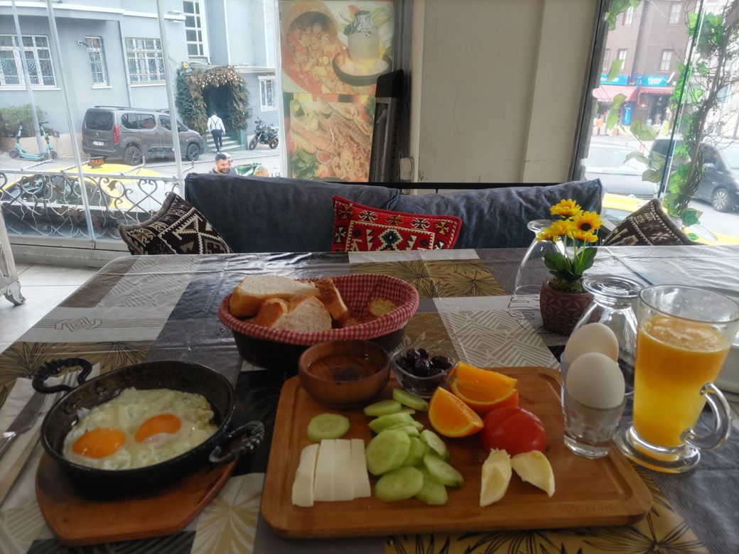 一見すると豪華そうに見えるが、食材はいたってシンプル（写真：筆者撮影）