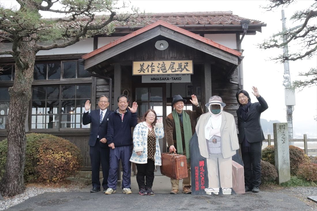 『男はつらいよ』のロケ地をたどった取材の際の一コマ。筆者（左から4人目）が寅さんに扮して撮影した（写真提供：南正時）