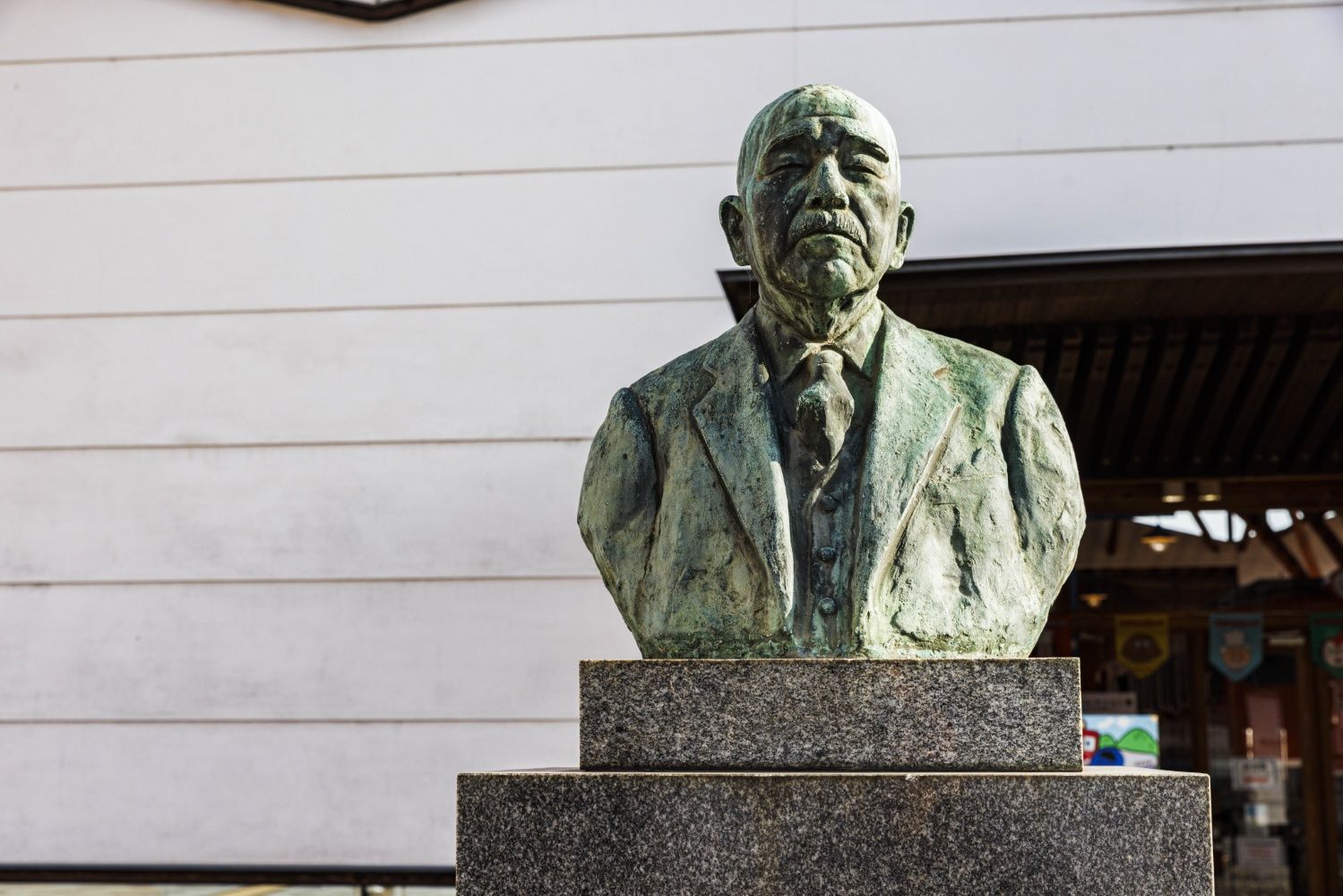 伊予西条駅の脇には「四国鉄道文化館」。西条市長や国鉄総裁を務めた十河信二の像が立つ（撮影：鼠入昌史）