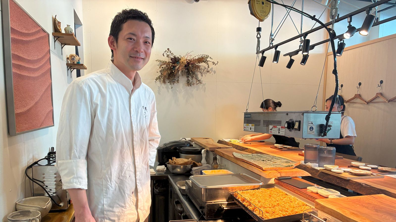 大阪・関西万博の店舗の揚げ場に立つ『とんかつ乃ぐち』オーナーシェフ 野口典朗さん(筆者撮影)