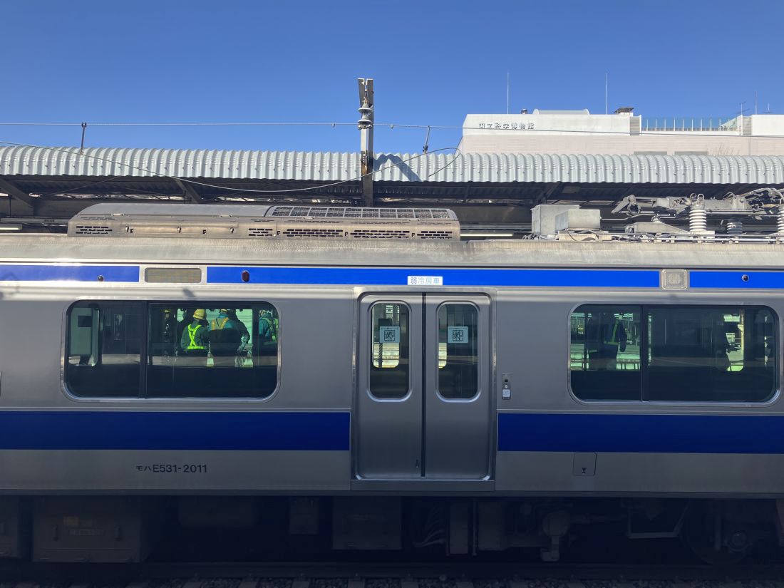 断線した常磐線の架線（トロリ線）。電車の上で架線が途切れて波打っているのがわかる（写真：JR東日本）